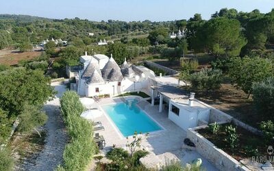 Trullo Oak: Agua, Planta, Cielo, Árbol, Edificio, Azur, Piscina, Bienes Raíces, Ocio, Paisaje