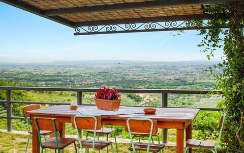 Podere Santa Lucia: Propiedad, Casa, Habitación, Mesa, Edificio, Cabaña, Vacaciones, Mueble, Bienes Raíces, Área Rural