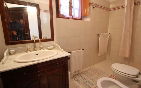 Podere Santa Lucia: Baño, Propiedad, Habitación, Mueble De Baño, Lavabo Del Baño, Pared, Loseta, Accesorio De Baño, Lavabo, Arreglo De Tubería