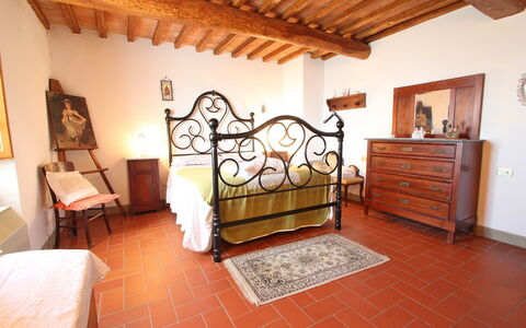 Podere Santa Lucia: Propiedad, Habitación, Habitación, Mueble, Cama, Edificio, Casa, Bienes Raíces, Diseño De Interiores, Sábana