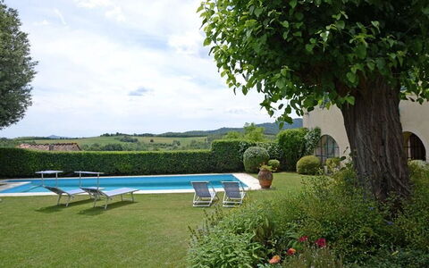 Villa Montalcinello In Siena, Private Pool: Planta, Nube, Agua, Cielo, Mueble, Paisaje Natural, Flor, Árbol, Mueble Para Exteriores, Piscina