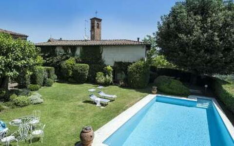 Villa Montalcinello In Siena, Private Pool: Planta, Agua, Propiedad, Cielo, Árbol, Silla, Hierba, Edificio, Piscina, Ocio