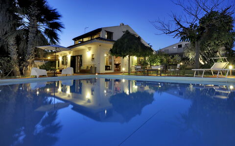 Villa Palma: Piscina, Propiedad, Casa, Casa, Inmuebles, Bienes Raíces, Encendiendo, Edificio, Recurso, Cielo