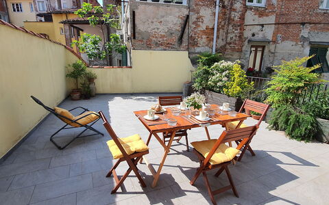 Musetta: Planta, Edificio, Propiedad, Mueble, Mesa, Ventana, Mesa Al Aire Libre, Silla, Mueble Para Exteriores, Sombra