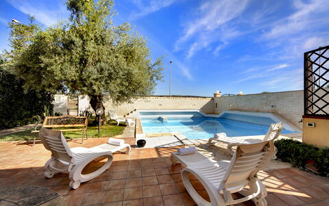 Villa Dell'ulivo: Propiedad, Piscina, Casa, Bienes Raíces, Edificio, Vacaciones, Habitación, Barrio Residencial, Casa, Cielo
