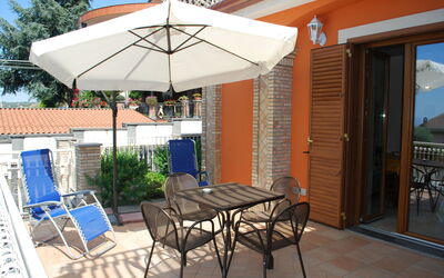 Etna View Holiday House In Catania: Mesa, Mueble, Propiedad, Silla, Planta, Mesa Al Aire Libre, Sombra, Mueble Para Exteriores, Diseño De Interiores, Madera