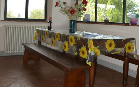 Villa Cafaggiola: Mueble, Mesa, Habitación, Manteles, Suelo, Rectángulo, Textil, Piso, Cocina Y Comedor Mesa, Linos