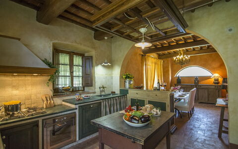 Villa Del Monte: Habitación, Propiedad, Edificio, Mostrador, Diseño De Interiores, Mueble, Techo, Haz, Cocina, Casa