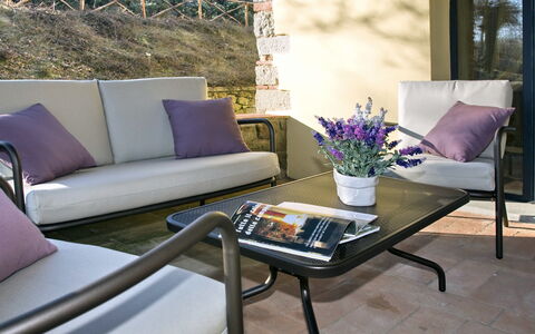 Villa Del Monte: Mueble, Mesa De Café, Púrpura, Mesa, Sala, Sofá, Habitación, Patio, Diseño De Interiores, Mueble Para Exteriores