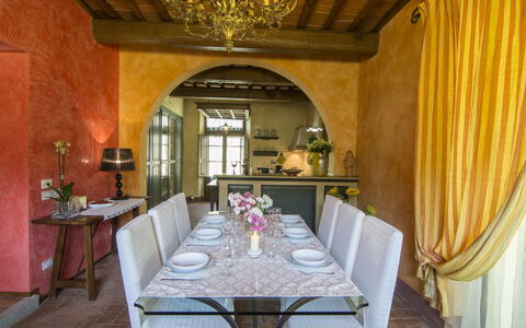 Villa Del Monte: Habitación, Propiedad, Edificio, Diseño De Interiores, Comedor, Mueble, Techo, Mesa, Bienes Raíces, Arquitectura