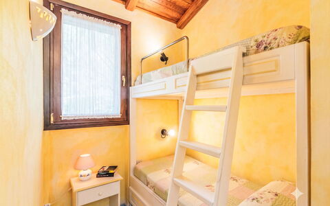 Dalila: Habitación, Cama, Diseño De Interiores, Casa, Mueble, Marco De La Cama, Techo, Lecho, Sábana, Hotel