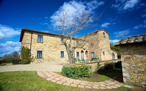 Agriturismo la Papessa: Nube, Cielo, Planta, Propiedad, Ventana, Naturaleza, Edificio, Azul, Paisaje Natural, El Terreno Del Lote