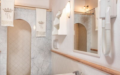 Gardenia Ap. 5: Espejo, Grifo, Arreglo De Tubería, Lavabo, Propiedad, Blanco, Lavabo Del Baño, Baño, Diseño De Interiores, Madera