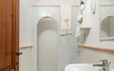 Ibisco Ap. 2: Propiedad, Arreglo De Tubería, Espejo, Lavabo, Blanco, Baño, Asiento Del Baño, Grifo, Púrpura, Baño