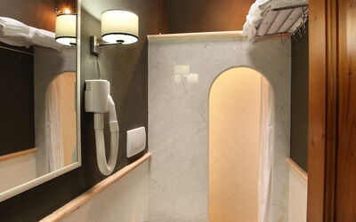 Melograno Ap.1: Marrón, Grifo, Espejo, Arreglo De Tubería, Lavabo, Propiedad, Lavabo Del Baño, Edificio, Madera, Baño