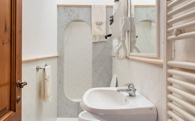Oleandro Ap. 9: Espejo, Grifo, Lavabo, Propiedad, Arreglo De Tubería, Lavabo Del Baño, Blanco, Baño, Púrpura, Edificio
