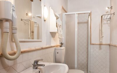 Rododendro Ap. 6: Arreglo De Tubería, Lavabo, Espejo, Grifo, Propiedad, Blanco, Lavabo Del Baño, Baño, Púrpura, Diseño De Interiores