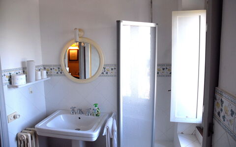 Podere San Giovanni: Espejo, Grifo, Arreglo De Tubería, Lavabo, Edificio, Lavabo Del Baño, Baño, Diseño De Interiores, Planta