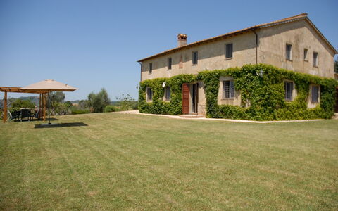 Podere San Giovanni: Planta, Cielo, Edificio, Ventana, Casa, El Terreno Del Lote, Árbol, Arquitectura, Hierba, Paisaje