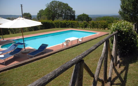 Podere San Giovanni: Planta, Cielo, Agua, Piscina, Edificio, Azur, Árbol, Sombra, Mueble Para Exteriores, Rectángulo