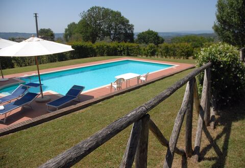Podere San Giovanni: Planta, Cielo, Agua, Piscina, Edificio, Azur, Árbol, Sombra, Mueble Para Exteriores, Rectángulo
