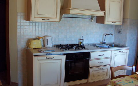 Bazzani Apartments In Siena: Gabinetes, Mostrador, Mueble, Propiedad, Lavabo, Edificio, Grifo, Azul, Cocina, Madera