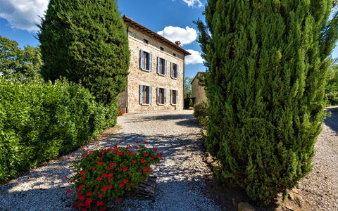 Bazzani Apartments In Siena: Nube, Planta, Cielo, Propiedad, Ventana, Edificio, Paisaje Natural, Superficie De La Carretera, Arquitectura, Árbol