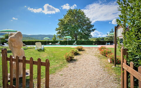 Bazzani Apartments In Siena: Nube, Cielo, Planta, Naturaleza, Paisaje Natural, Cerca, Árbol, El Terreno Del Lote, Madera, Hierba