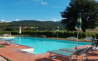 Bazzani Apartments In Siena: Agua, Cielo, Planta, Propiedad, Mueble, Piscina, Nube, Azur, Sunlounger, Árbol