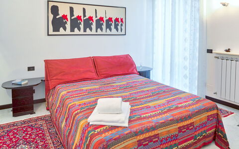 Villa Helvezia - Levanto: Habitación, Cama, Sábana, Lecho, Mueble, Habitación, Marco De La Cama, Rojo, Propiedad, Suelo