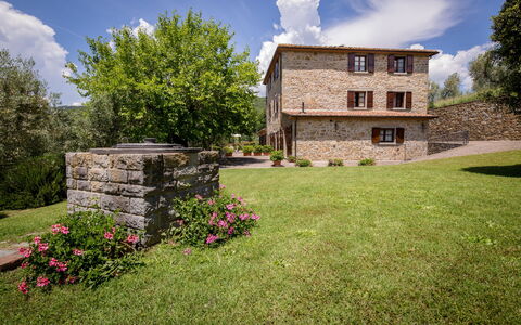 Villa Le Capanne: Propiedad, Casa, Hierba, Cielo, Casa, Cabaña, Edificio, Bienes Raíces, El Terreno Del Lote, Césped