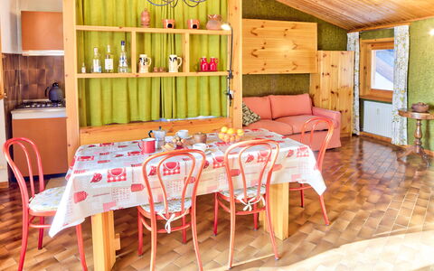 The Twins Apartment - Champoluc: Habitación, Propiedad, Mueble, Diseño De Interiores, Comedor, Casa, Edificio, Bienes Raíces, Mesa, Casa