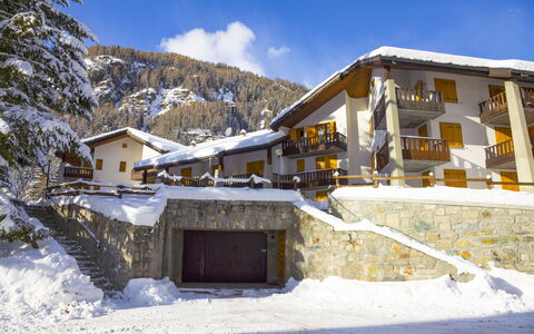 The Twins Apartment - Champoluc: Nieve, Propiedad, Invierno, Casa, Pueblo De Montaña, Casa, Fenómeno Geológico, Montaña, Bienes Raíces, Edificio