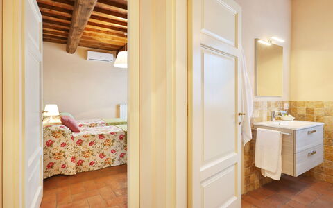 Il Grappolo: Habitación, Mueble, Propiedad, Cama, Edificio, Diseño De Interiores, Suelo, Habitación, Casa, Pared
