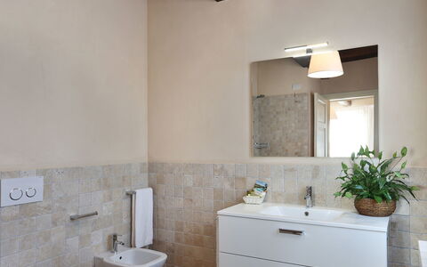 Il Grappolo: Propiedad, Baño, Habitación, Loseta, Diseño De Interiores, Casa, Edificio, Bienes Raíces, Pared, Grifo