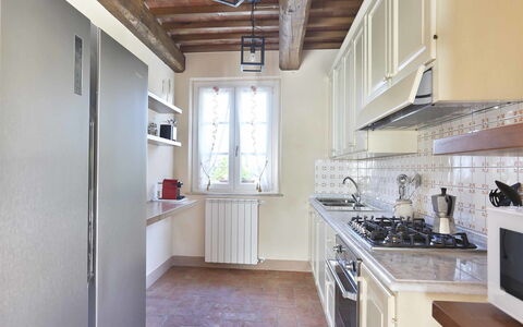 Il Grappolo: Mostrador, Propiedad, Habitación, Cocina, Mueble, Edificio, Suelo, Gabinetes, Diseño De Interiores, Techo