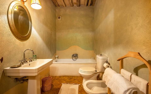 Lavacchio 18: Espejo, Grifo, Arreglo De Tubería, Propiedad, Lavabo, Lavabo Del Baño, Baño, Edificio, Diseño De Interiores, Comodidad