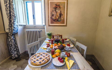 Michelangelo Cortona Apartment: Habitación, Propiedad, Amarillo, Diseño De Interiores, Casa, Desayuno Tardío, Desayuno, Mueble, Comida, Mesa