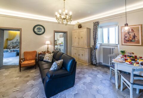 Michelangelo Cortona Apartment: Habitación, Propiedad, Sala, Mueble, Diseño De Interiores, Bienes Raíces, Edificio, Azul, Amarillo, Casa