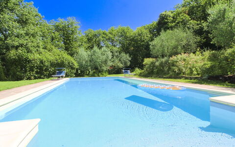 Villa Gioiosa: Azul, Piscina, Agua, Sombra, Jardín, Recurso, Paisajismo, Fuente De Agua, Eco Hotel, Patio Interior