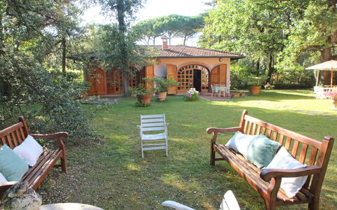 Residenza Marechiaro: Planta, Edificio, Mueble, Árbol, Botánica, Hierba, Mueble Para Exteriores, Silla, Ventana, Cabaña