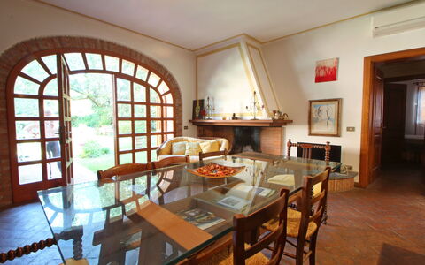 Residenza Marechiaro: Mesa, Mueble, Propiedad, Marco, Silla, Madera, Edificio, Diseño De Interiores, Ventana, Sofá