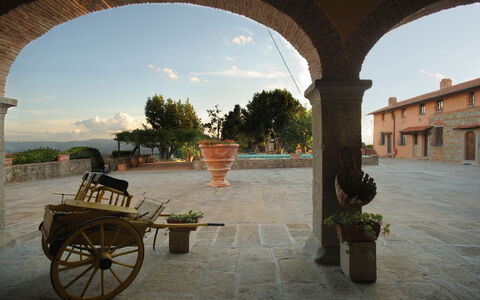 Fattoria Fronzano: Cielo, Planta, Propiedad, Nube, Maceta, Rueda, Planta De Casa, Azur, Sombra, Luz De Sol