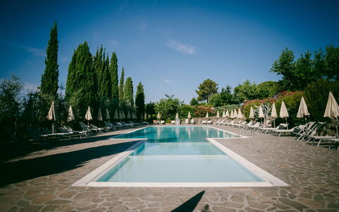 Fattoria Fronzano: Agua, Cielo, Tiempo De Día, Planta, Nube, Azur, Árbol, Arecales, Fuente, Diseño Urbano