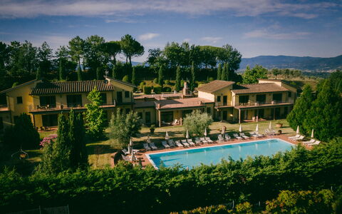 Fattoria Fronzano: Nube, Cielo, Planta, Agua, Edificio, Verde, Árbol, Piscina, Cuerpo De Agua, El Terreno Del Lote