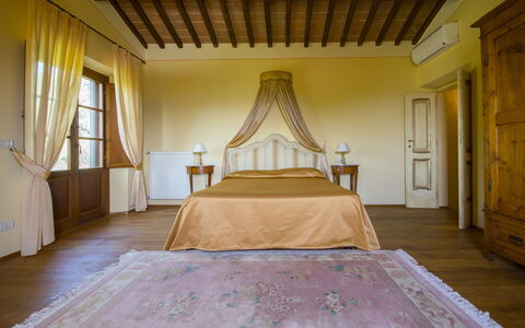 Villa Il Sasso: Habitación, Habitación, Propiedad, Cama, Mueble, Amarillo, Sábana, Diseño De Interiores, Techo, Casa