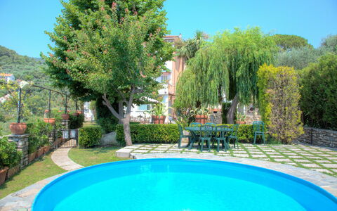 Casa Del Sole - San Bartolomeo Al Mare: Piscina, Propiedad, Paisaje Natural, Bienes Raíces, Inmuebles, Edificio, Casa, Árbol, Hierba, Villa
