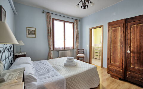 Casa Rossa: Cama, Mueble, Diseño De Interiores, Habitación, Pared, Lecho, Sábana, Piso, Suelo, Madera