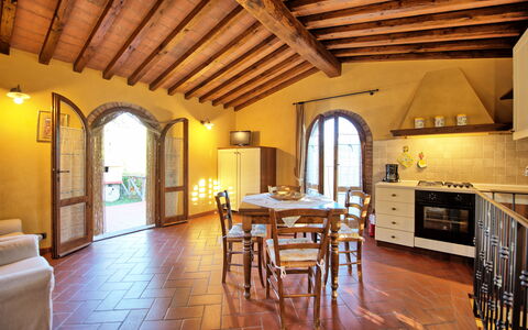 Casa Rossa: Mueble, Propiedad, Mesa, Sofá, Madera, Ventana, Gabinetes, Encendiendo, Sala, Diseño De Interiores
