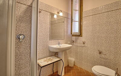 Casa Rossa 4: Espejo, Grifo, Lavabo, Arreglo De Tubería, Lavabo Del Baño, Propiedad, Baño, Púrpura, Planta, Diseño De Interiores